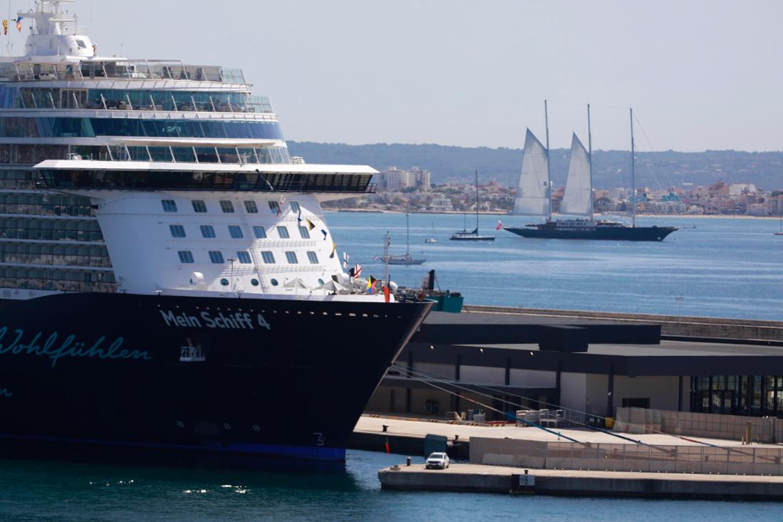 Deutsche Kreuzfahrtschiffe durchqueren Straße von Hormus – und entgehen Raketen nur knapp