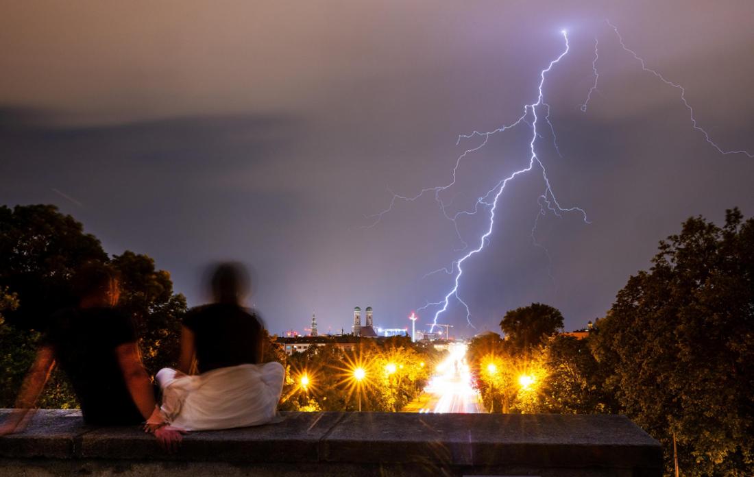 Red Alert in Bavaria: Severe Thunderstorms Roll Across the State – "Avoid Outdoor Stays"
