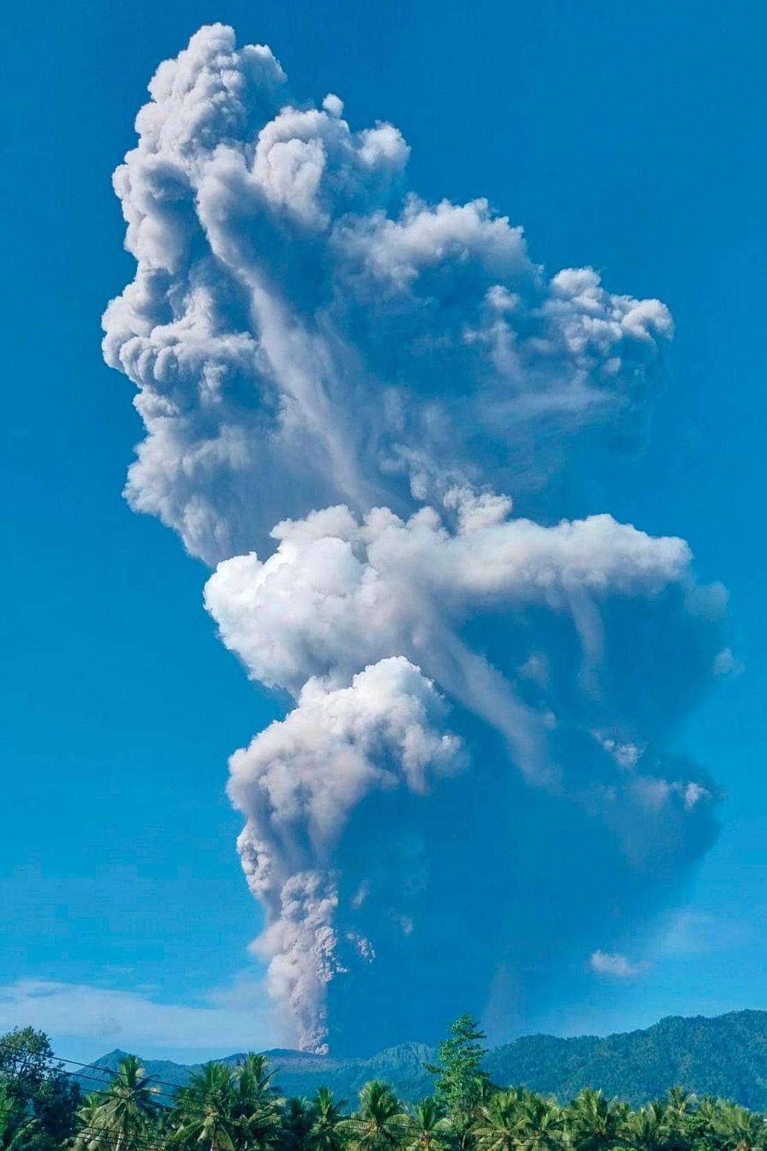 Three holidaymakers die in volcano eruption on holiday island: Numerous missing persons discovered in cordoned-off area