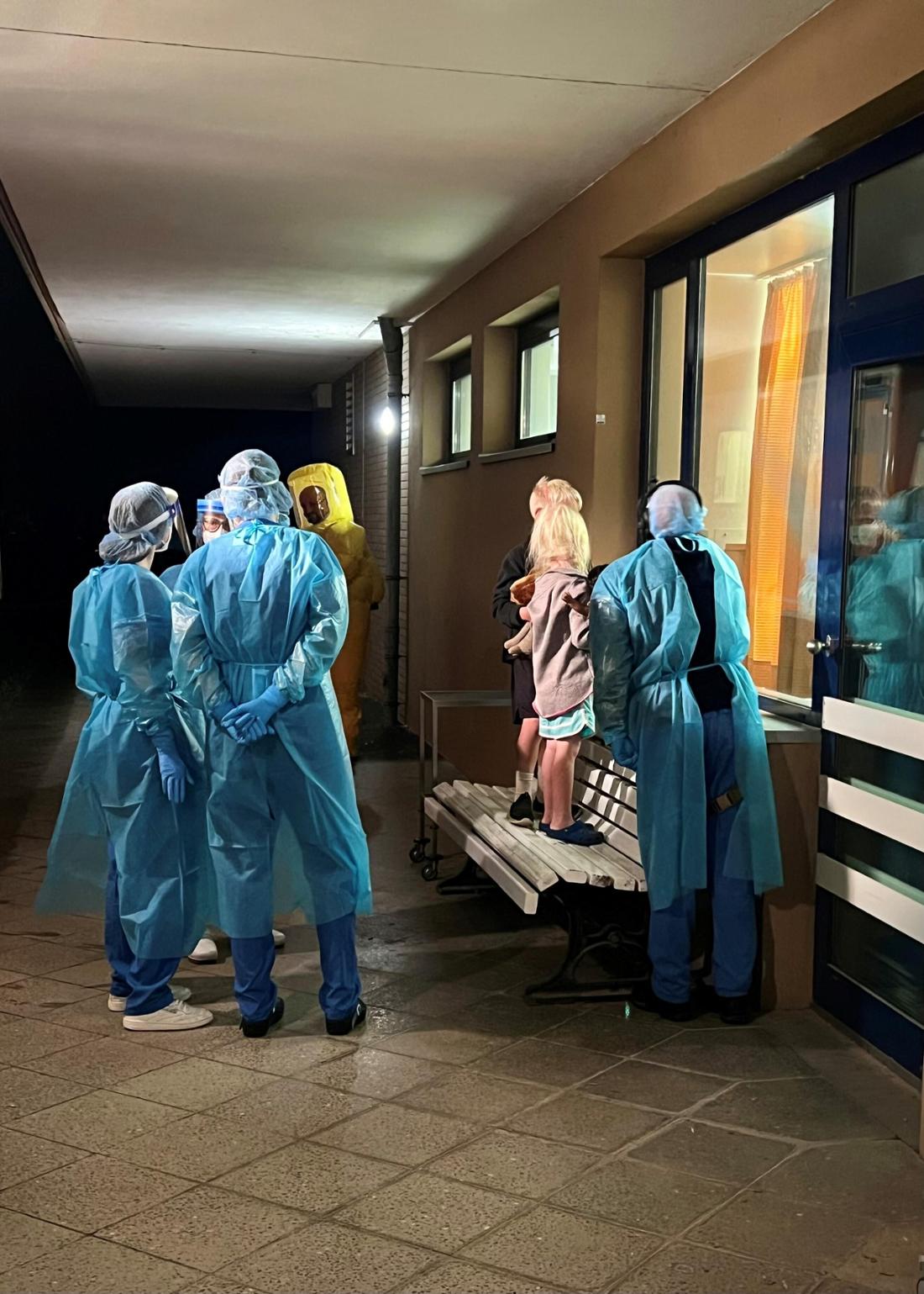 Ebola-Patient in Berlin: Kinder-Foto aus der Charité geht um die Welt – und in den USA entbrennt Streit