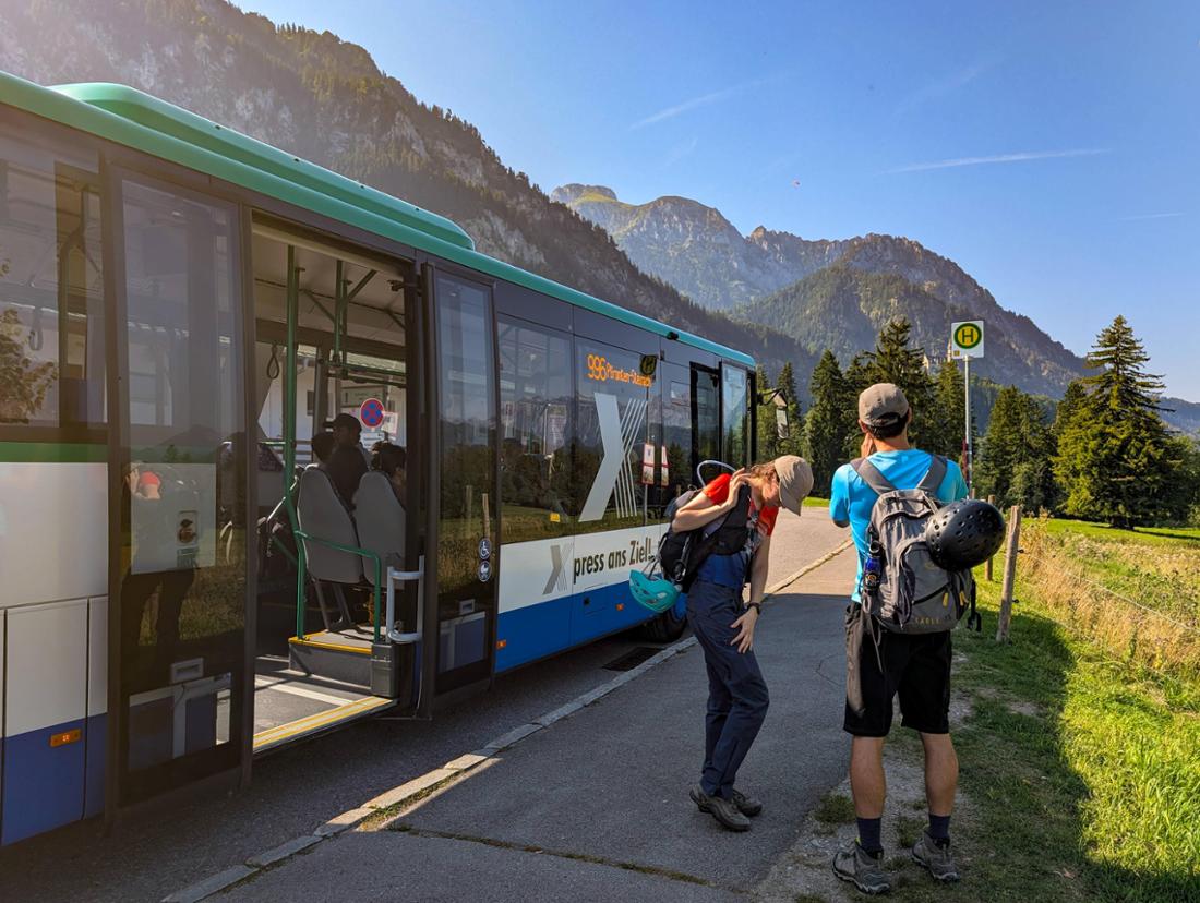 Dieser Bergbus bringt einen von München mit dem Deutschlandticket zu beliebten Ausflugszielen