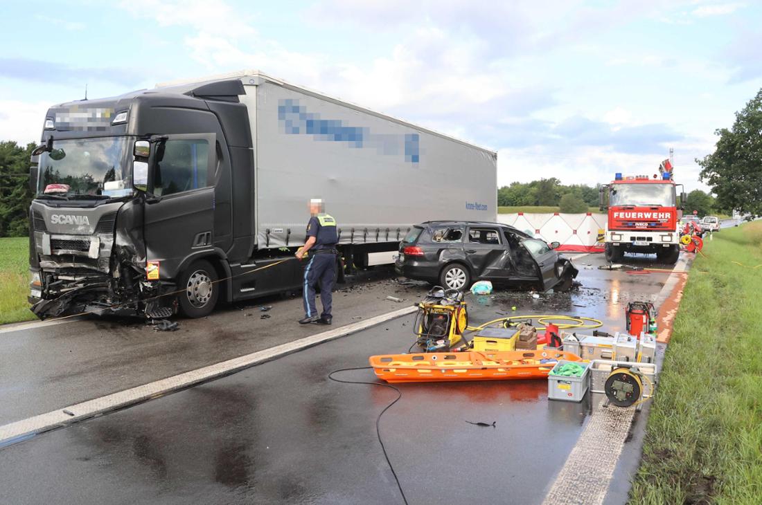 Furchtbarer Unfall in Oberbayern: Münchner Familie stirbt in Wrack – der belastende Einsatz in Bildern