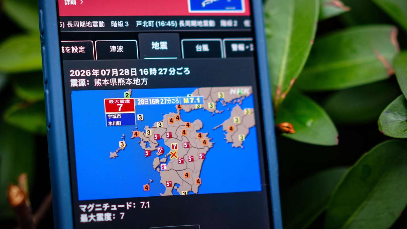 Strong earthquake hits southern Japan: buildings collapsed, several injured