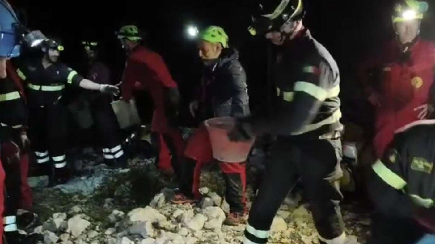 Felssturz auf Sardinien: Höhlenforscher sitzt zehn Meter tief fest – Wettlauf mit der Zeit