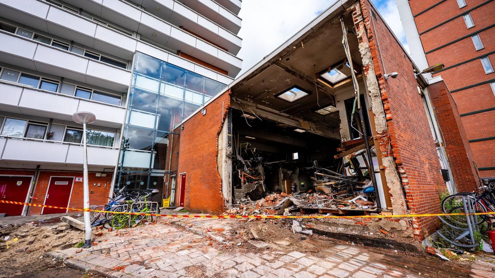 Zware explosie amsterdam drie aanhoudingen br