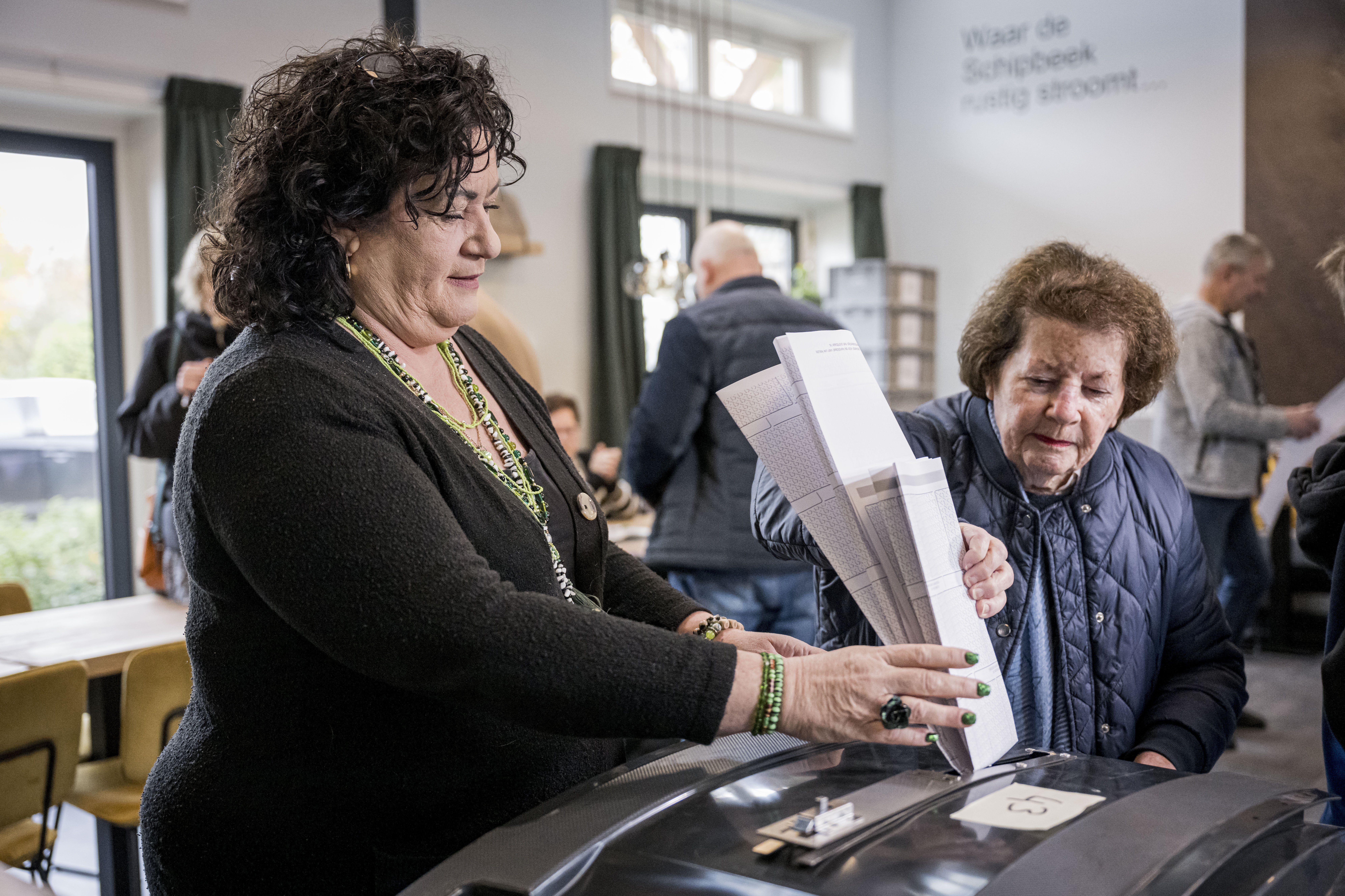 Caroline van der Plas terug in Kamer na overlijden moeder (87): ze vond een heel bijzonder bericht