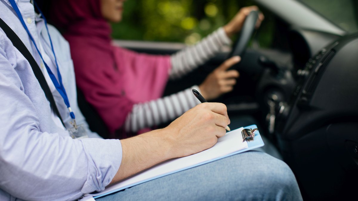 Il disait vouloir aider ses élèves : un moniteur d’auto-école condamné à 18 500 € d’amende pour avoir soufflé les réponses à l’examen