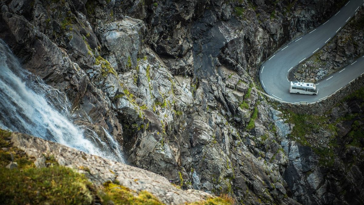 Le bus plonge dans un ravin et prend feu : au moins 14 personnes meurent dans l’accident, 29 autres blessées