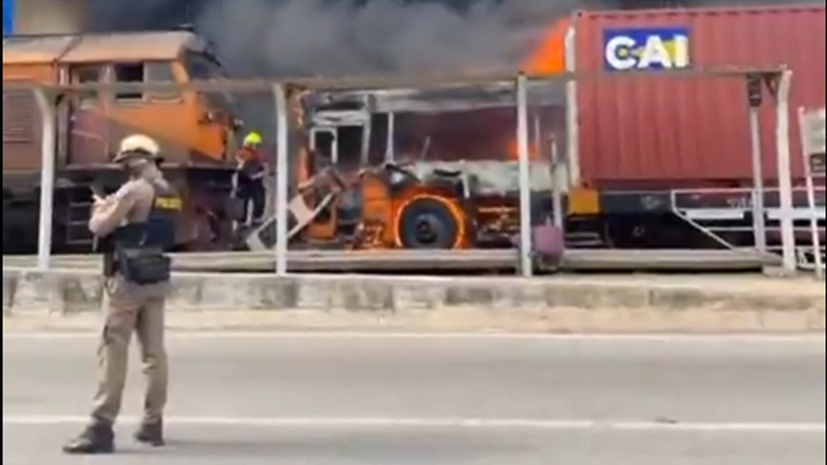 Un train de marchandises percute un bus qui prend feu : au moins 8 personnes meurent dans l’accident, plus de 25 autres blessées