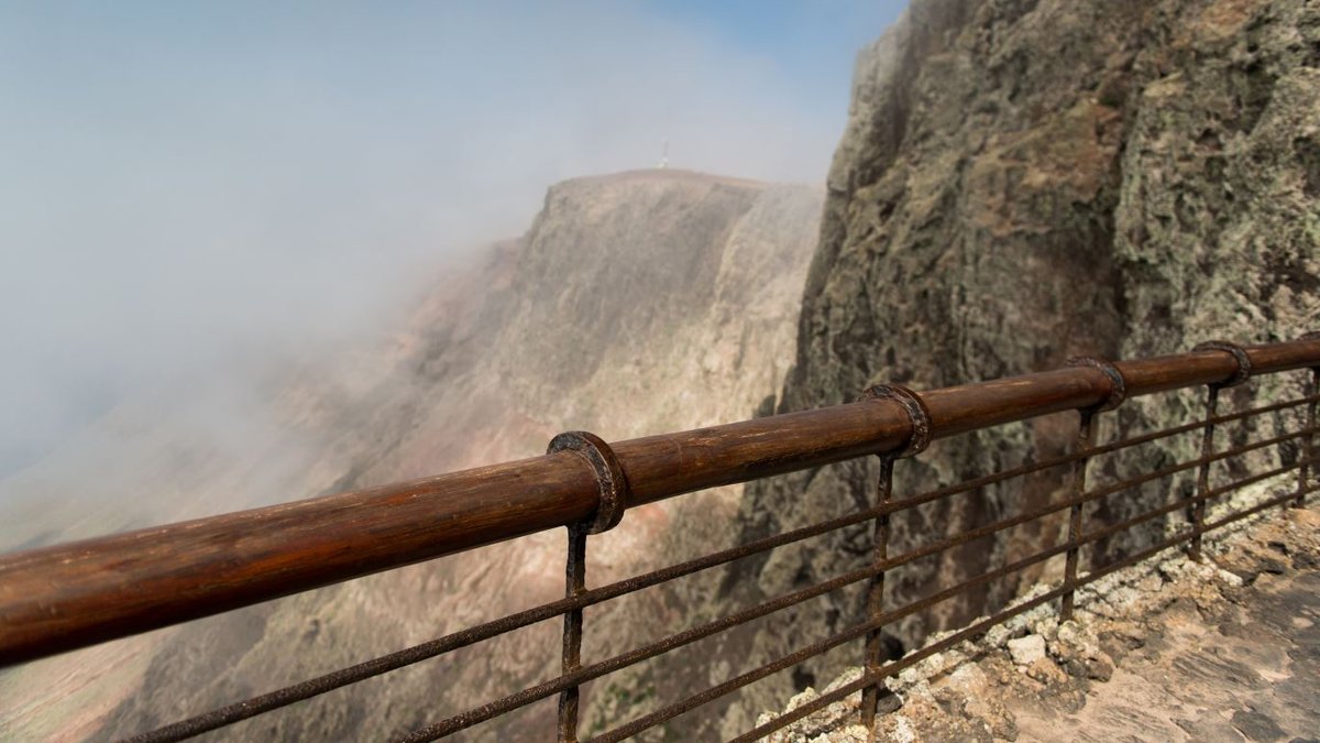 Il trébuche sur un pont au-dessus d’un ravin : la balustrade cède, le touriste glisse dans le vide avec elle et meurt