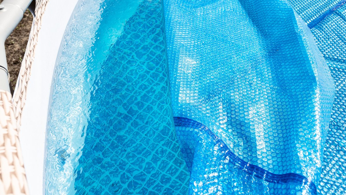 They install an inflatable pool on the balcony: the structure collapses and falls onto the lower floor 3 meters below