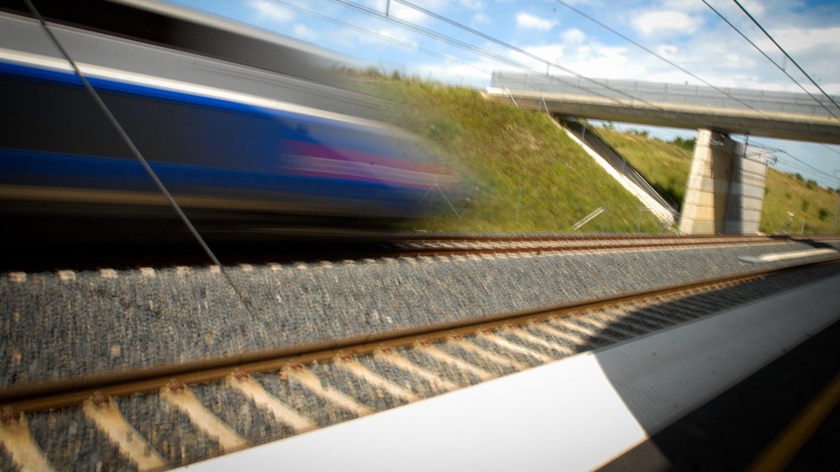 Près de 2 heures de retard : un TGV immobilisé en pleine voie, un adolescent se trouvait sur la ligne à grande vitesse