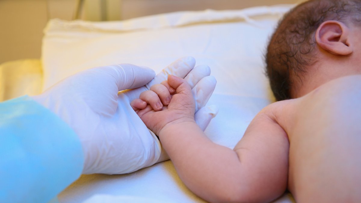 "Elle se gratte jusqu’au sang" : le combat d’une mère d’Occitanie face à la maladie rare et violente qui frappe son bébé de 20 mois