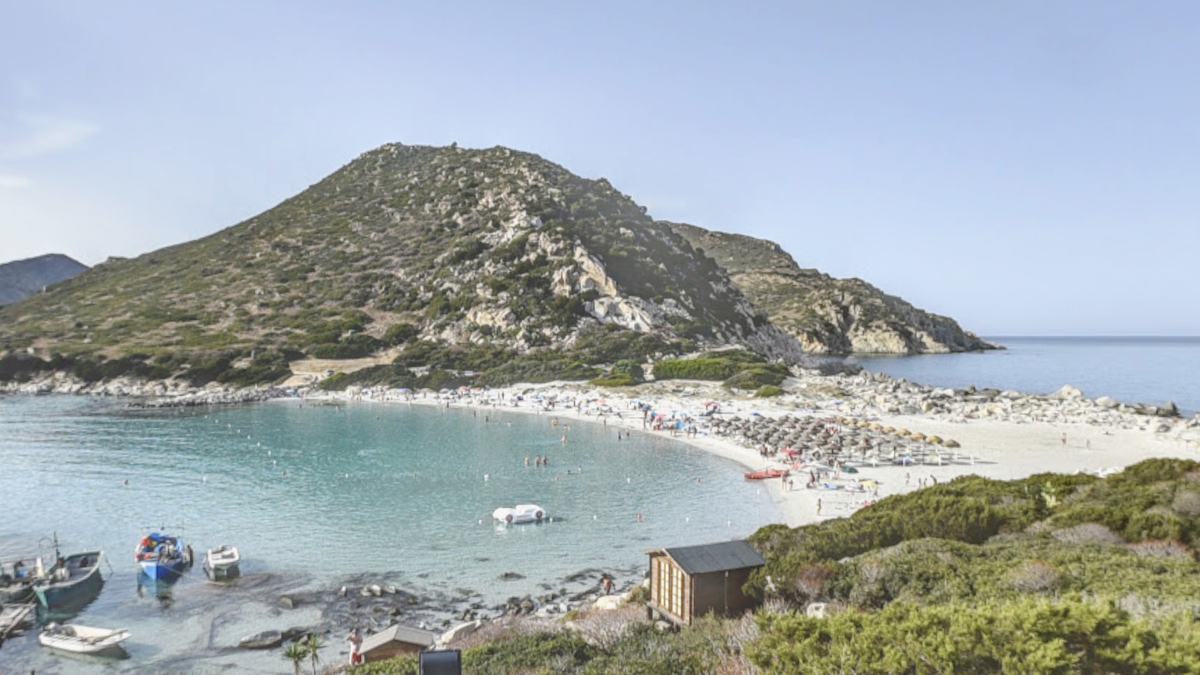 "On risque l’insolation comme ça !" : cette plage idyllique prend une décision radicale et interdit les parasols pour les touristes