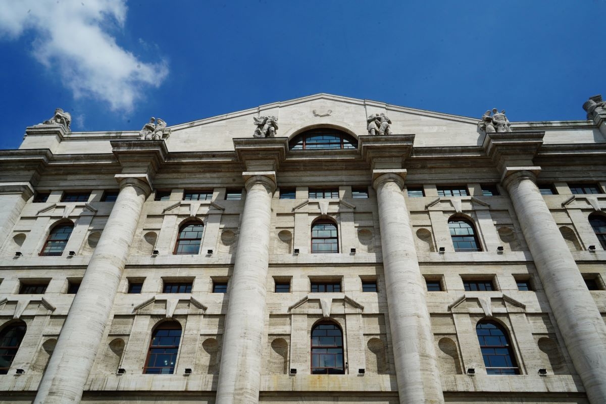 Borse oggi in diretta | Ftse Mib sotto i massimi intraday, la produzione industriale dell’Eurozona delude e riaccende i timori sulla crescita