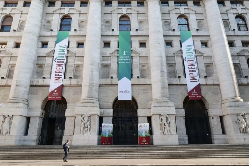 Borse oggi in diretta | Piazza Affari sale con StM e Prysmian al traino di Micron. Bene Banco Bpm, giù Eni