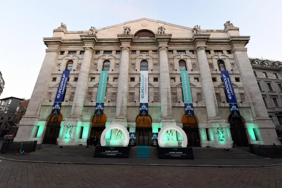 Borse oggi in diretta| Piazza Affari in rosso con il selloff sull’AI: giù StM, Fincantieri, Stellantis. Bene Italgas e Diasorin