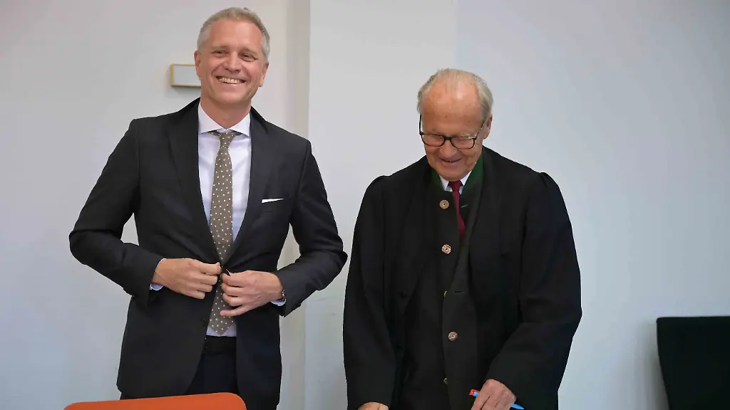 "Hitlergruß" auf Fotomontage?Gericht kippt Urteil gegen AfD-Politiker Bystron In sozialen Netzwerken teilt AfD-Politiker Bystron eine Fotomontage von Angela Merkel mit