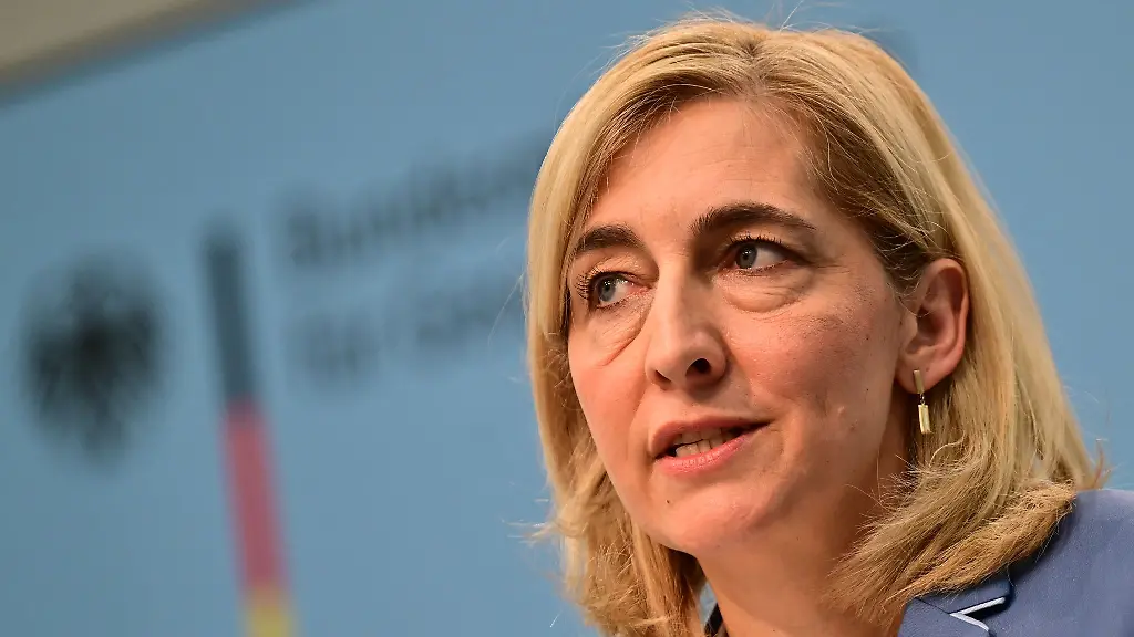 Kinder sollen für Eltern zahlenWarken verteidigt Pläne für neue Pflegekosten-RegelungWenn ihr Jahreseinkommen unter 100.000 Euro liegt, müssen Kinder derzeit nicht die