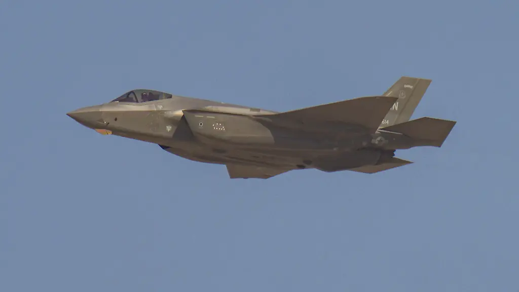 Nach Hubschrauber-Abschuss"Selbstverteidigung": US-Militär fliegt neue Angriffe gegen den IranIn der Nacht stürzt ein US-Militärhubschrauber vor der Küste des Omans ab. Die USA