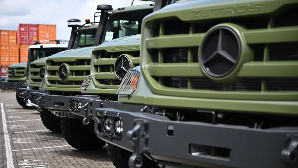 Auftrag für Mercedes und DaimlerLitauen steckt eine Milliarde Euro in neue Militärfahrzeuge aus DeutschlandLitauische Soldaten fahren künftig mit neuen Mercedes-Geländewagen sowie