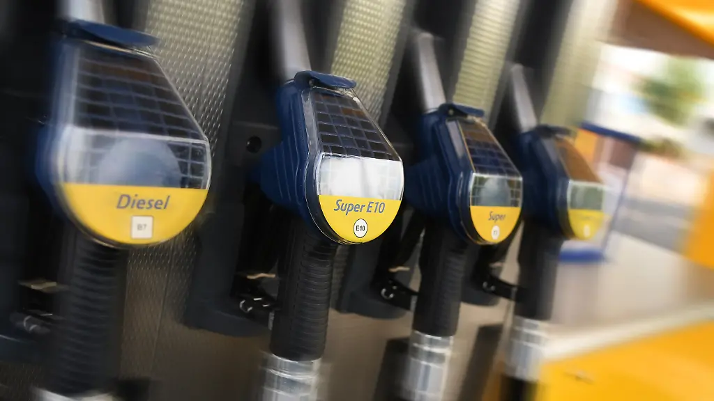 Vergünstigung fällt wegKoalition verlängert Tankrabatt nicht und droht KonzernenUnter dem Strich sollten die Diesel- und Benzinpreise durch den Tankrabatt um 17 Cent je Liter