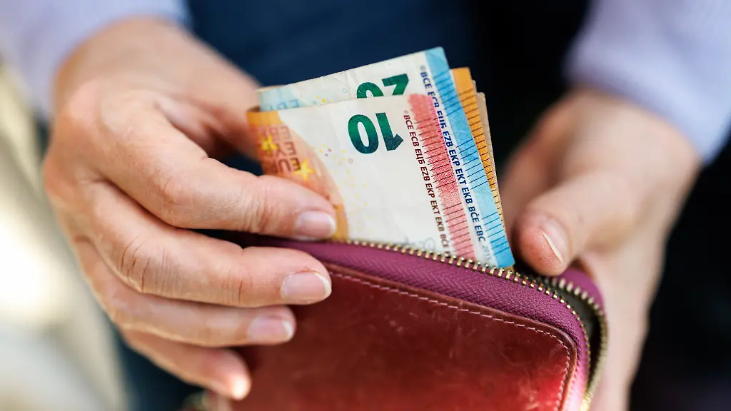 Spürbarer KaufkraftverlustSo stark wird die Inflation noch steigen - "pünktlich zu den Sommerferien"Erstmals seit Jahren sieht sich die EZB zu einer Zinserhöhung gezwungen, um die