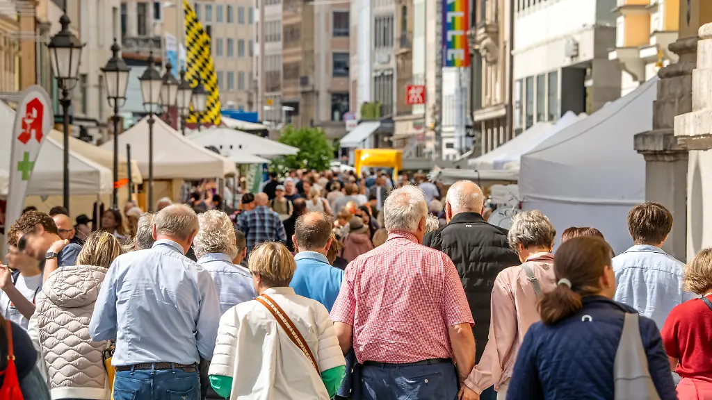 Geburtendefizit wird größer Deutsche Bevölkerung schrumpft erstmals wieder Ein langjähriger Trend geht zu Ende: Deutschland wächst nicht mehr - im Gegenteil. Die Zahl der