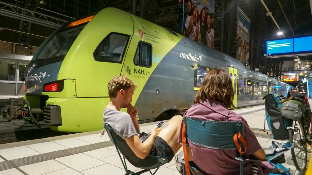 Verfassungsschutz und Bahn-Chaos "Wir müssen mit kaltem Herzen und klarem Verstand das Lagebild anschauen" Bei der Deutschen Bahn steht am späten Dienstagabend alles still.
