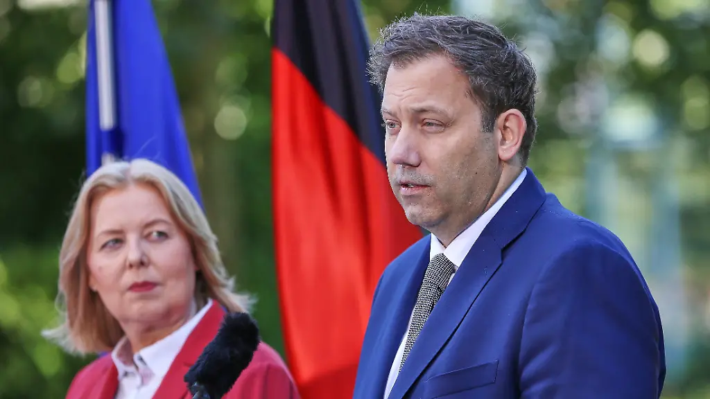 SPD-Spitzen rudern zurückKlingbeil zur Attestpflicht: "Niemand soll ab dem ersten Tag zum Arzt müssen" Die Koalition will die Regeln bei Krankschreibungen verschärfen. So soll