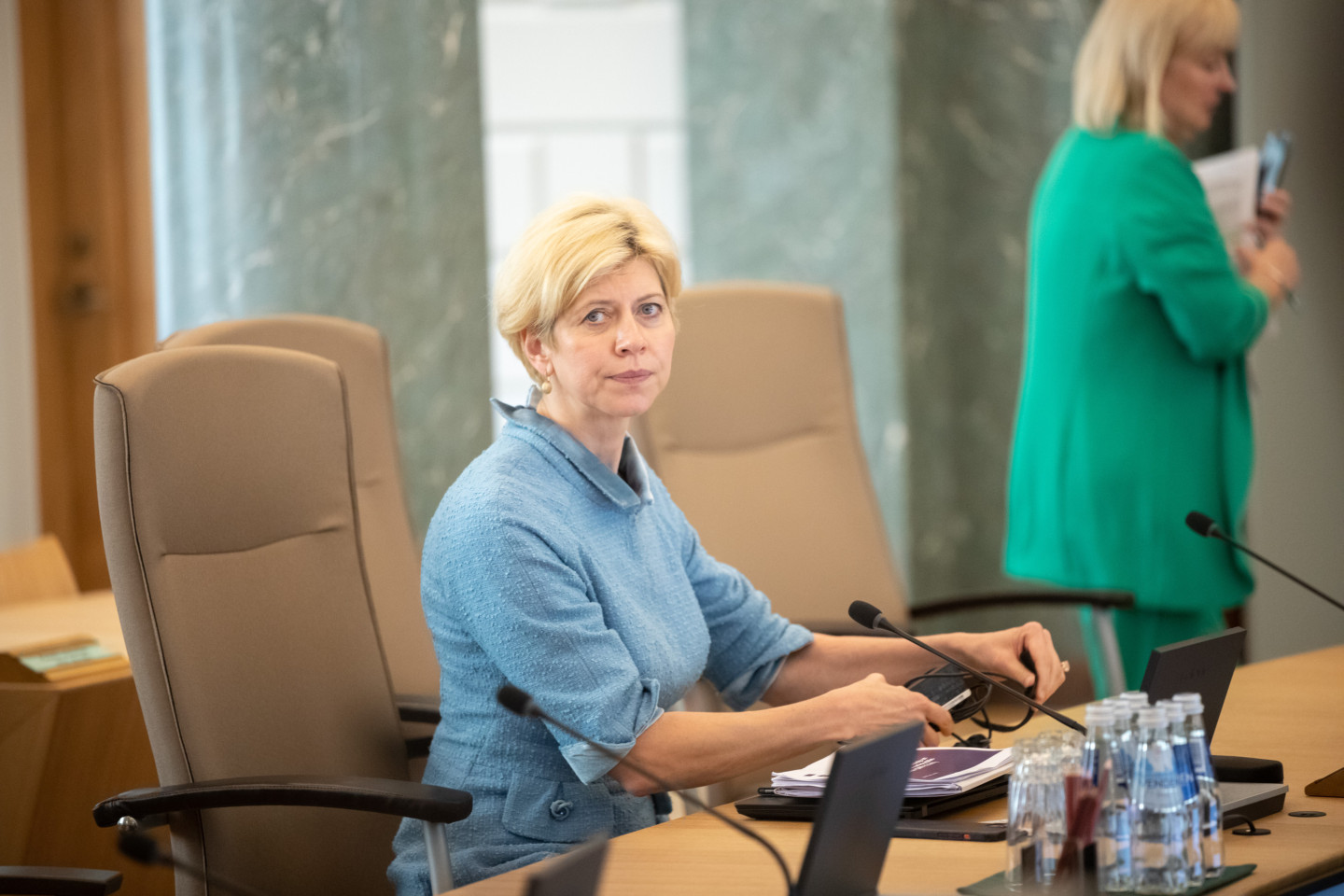 Anda Čakša pieliek punktu politikai