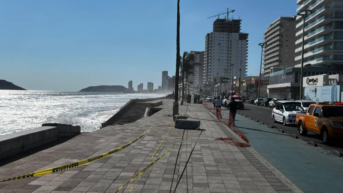 Fuerte oleaje debilita el malecón de Mazatlán y provoca socavón