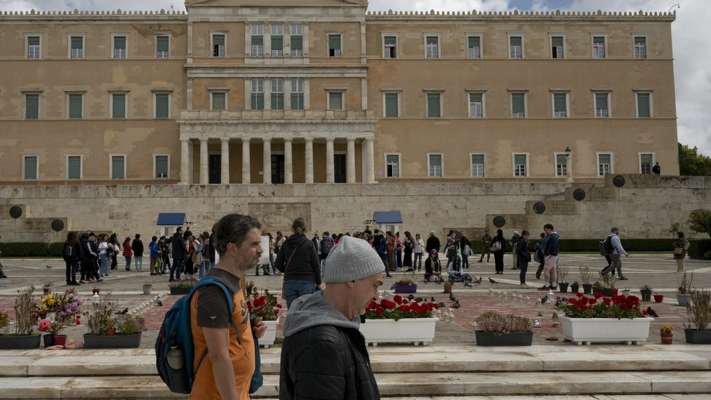 Thirteen Greek parliamentarians lose immunity in fraud investigation