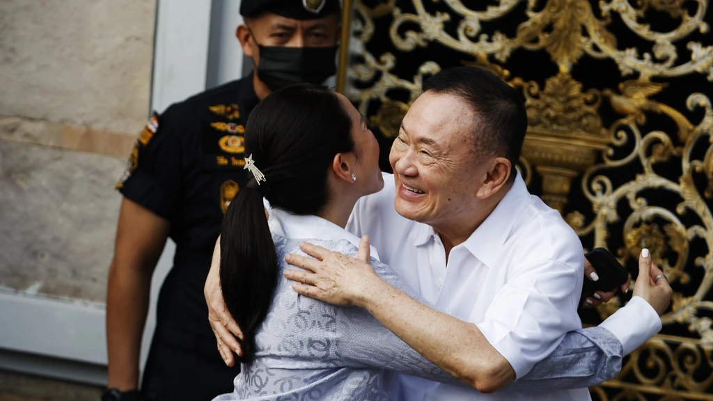 Thaise oud-premier Thaksin op borgtocht vrijgelaten, moet thuisblijven met enkelband