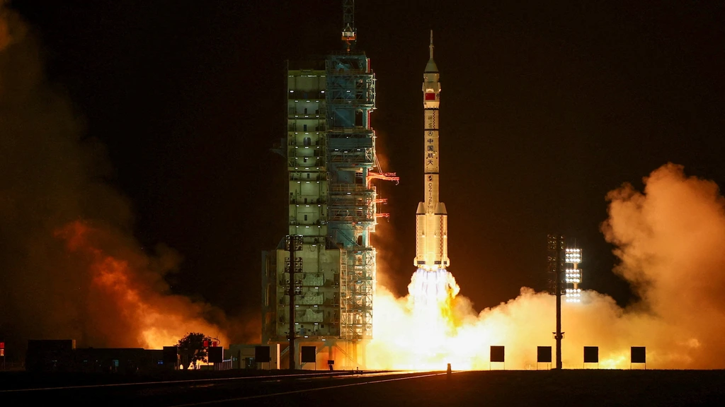 Bemande Chinese raket gelanceerd, één taikonaut blijft jaar lang in de ruimte