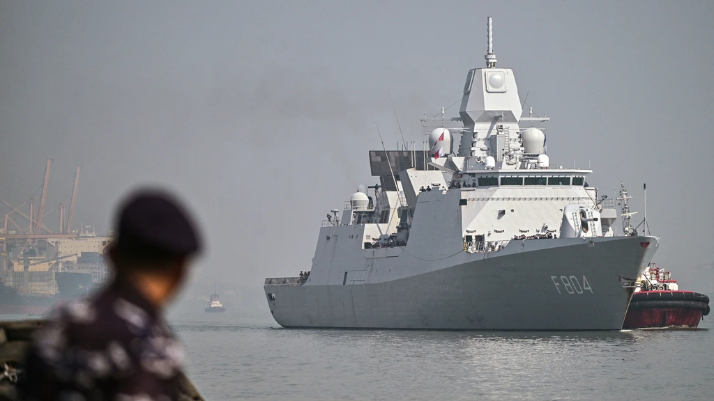 Chinees leger zegt Nederlands fregat te hebben verdreven uit Zuid-Chinese Zee