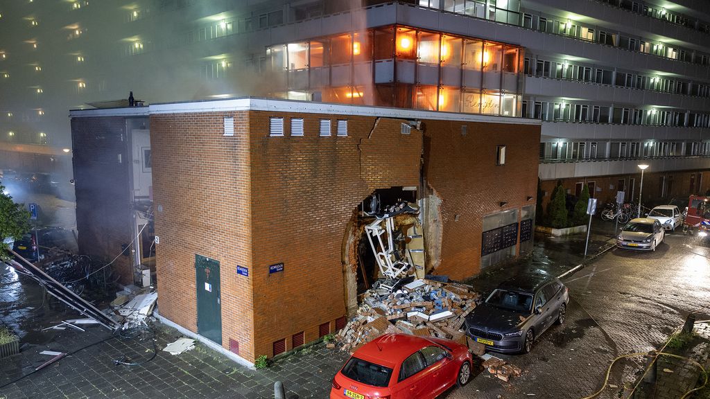 Explosie en brand bij flatgebouw Amsterdam, meerdere gewonden