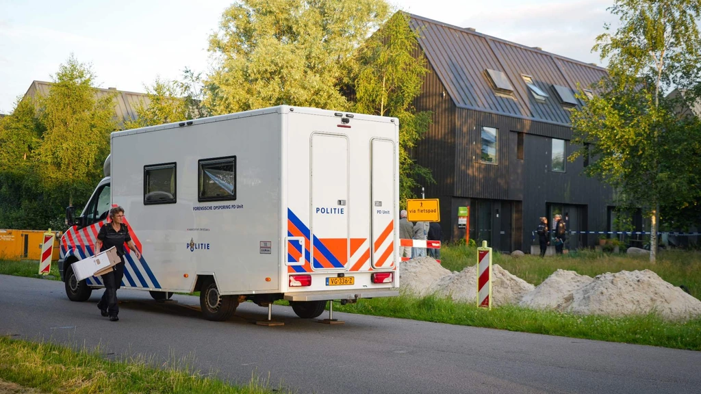 Tienerdochter vast na vondst dode ouders in Meerstad