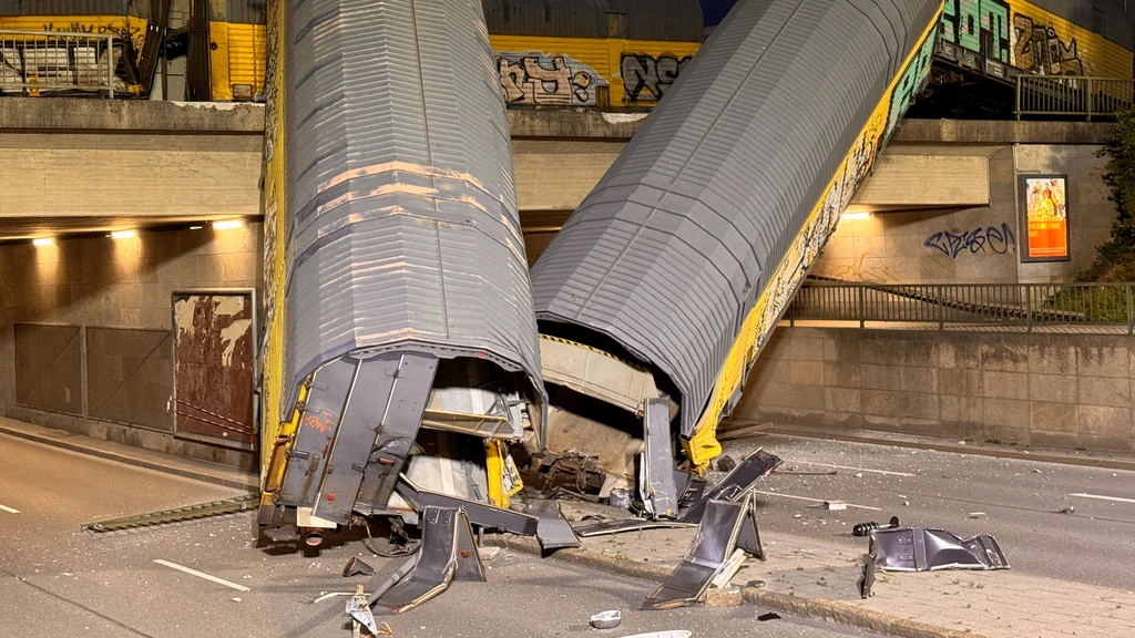Deel goederentrein stort van brug in München, een dode