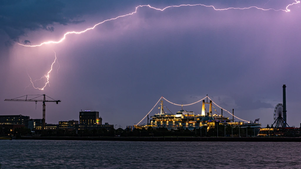 Schade door noodweer in delen van het land: 'Blijf binnen'