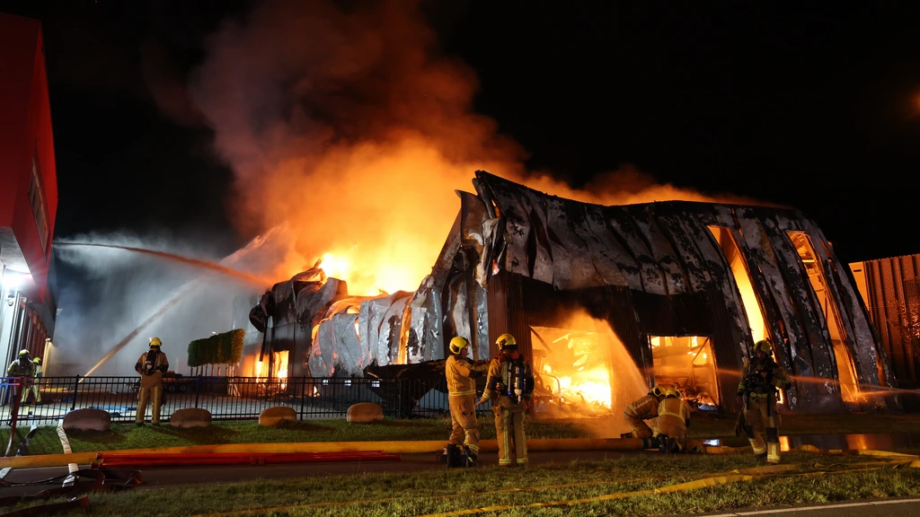 Grote brand in bedrijfspand in Den Hoorn onder controle, deel van gebouw verwoest