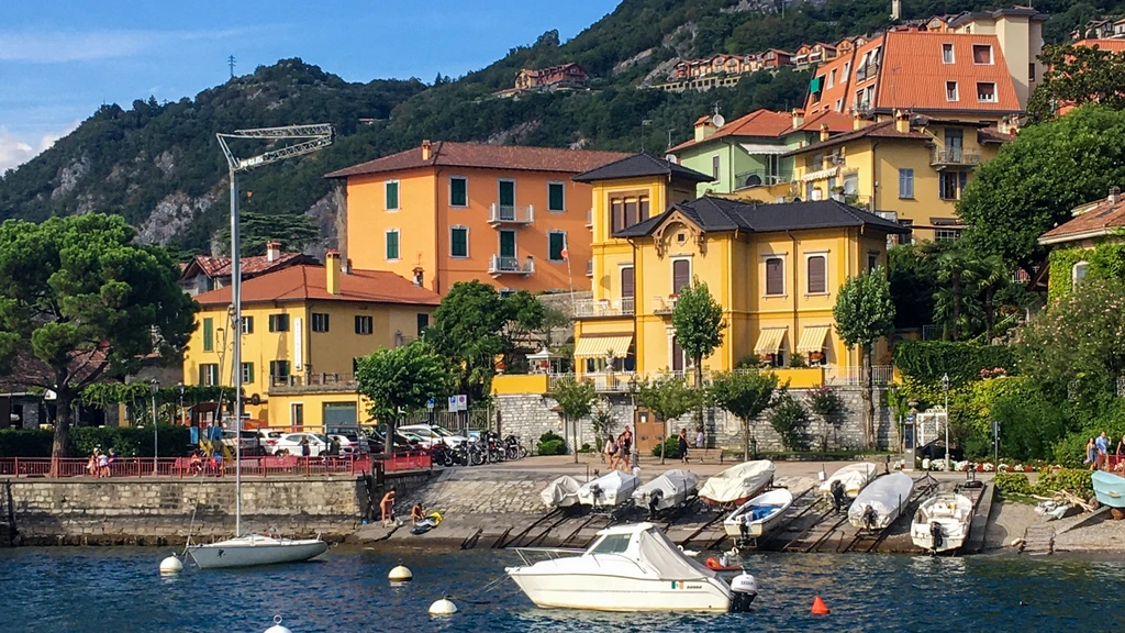 Italian village seeks to curb semi-naked tourists: fines up to 200 euros