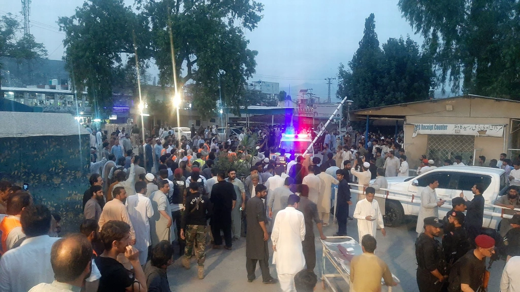 Atentado suicida contra manifestación frente a estación de policía en Pakistán deja al menos 14 muertos