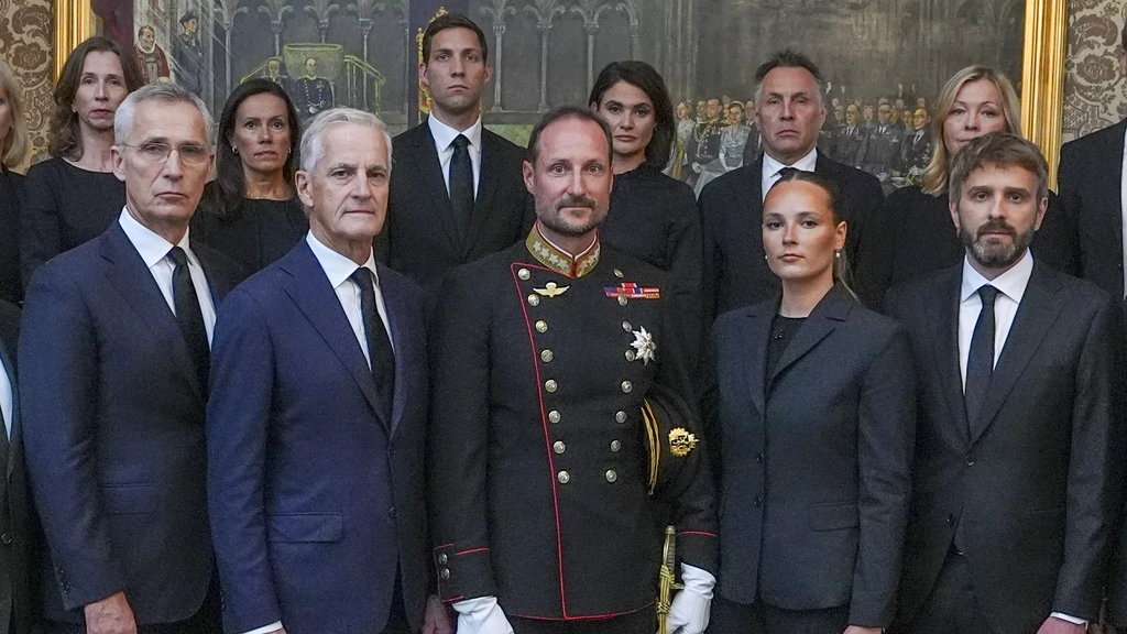 Koning Haakon VIII legt dinsdag eed af, kist vader vanavond naar paleis