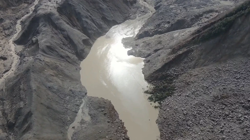 Meer in Tibet overstroomd na breken natuurlijke dam, waterpeil Nepal stijgt