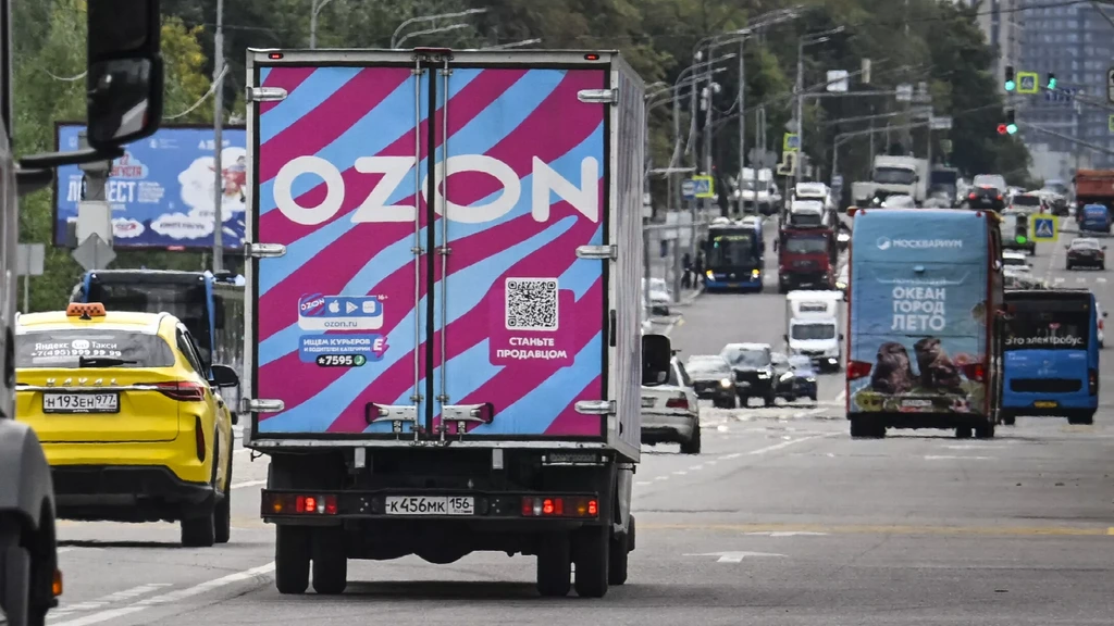 Russische webwinkel Ozon laat verkopers goederen opslaan in Kazachstangisteren, 23:00De afgelopen weken werden meerdere distributiecentra van de webwinkel getroffen door