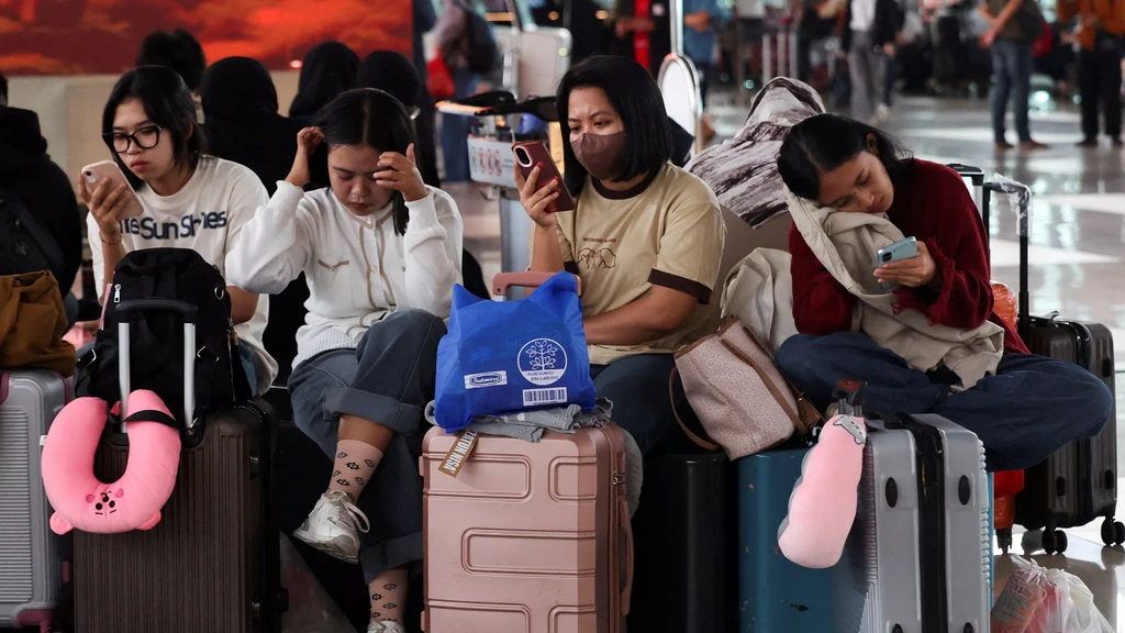 Miles de vuelos adicionales cancelados en Indonesia tras erupción de volcán