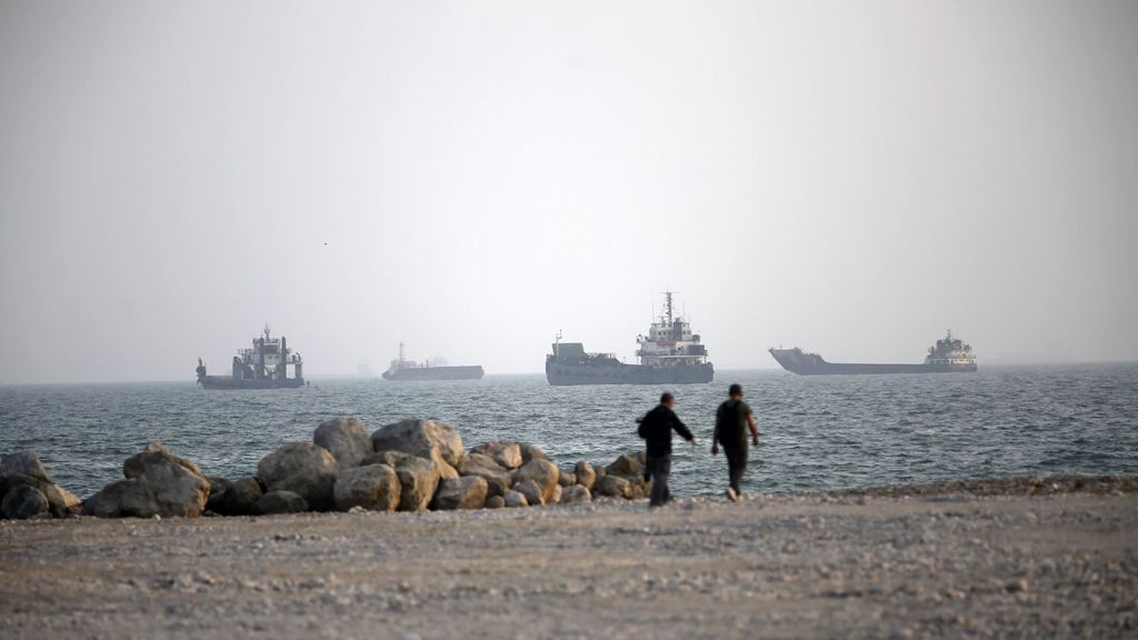 Iran: olietanker in Straat van Hormuz op mijn gevaren, VS: tanker aangevallen