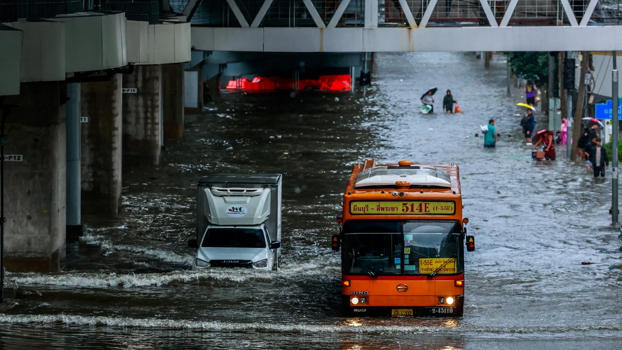 Grote delen van Bangkok overstroomd na aanhoudende zware regenval