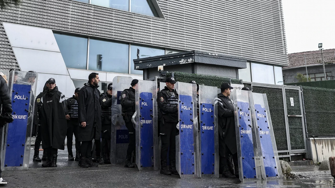 Arrestaties en inval bij Turkse oppositiezender Halk TV: 'Zwarte dag voor Turkije